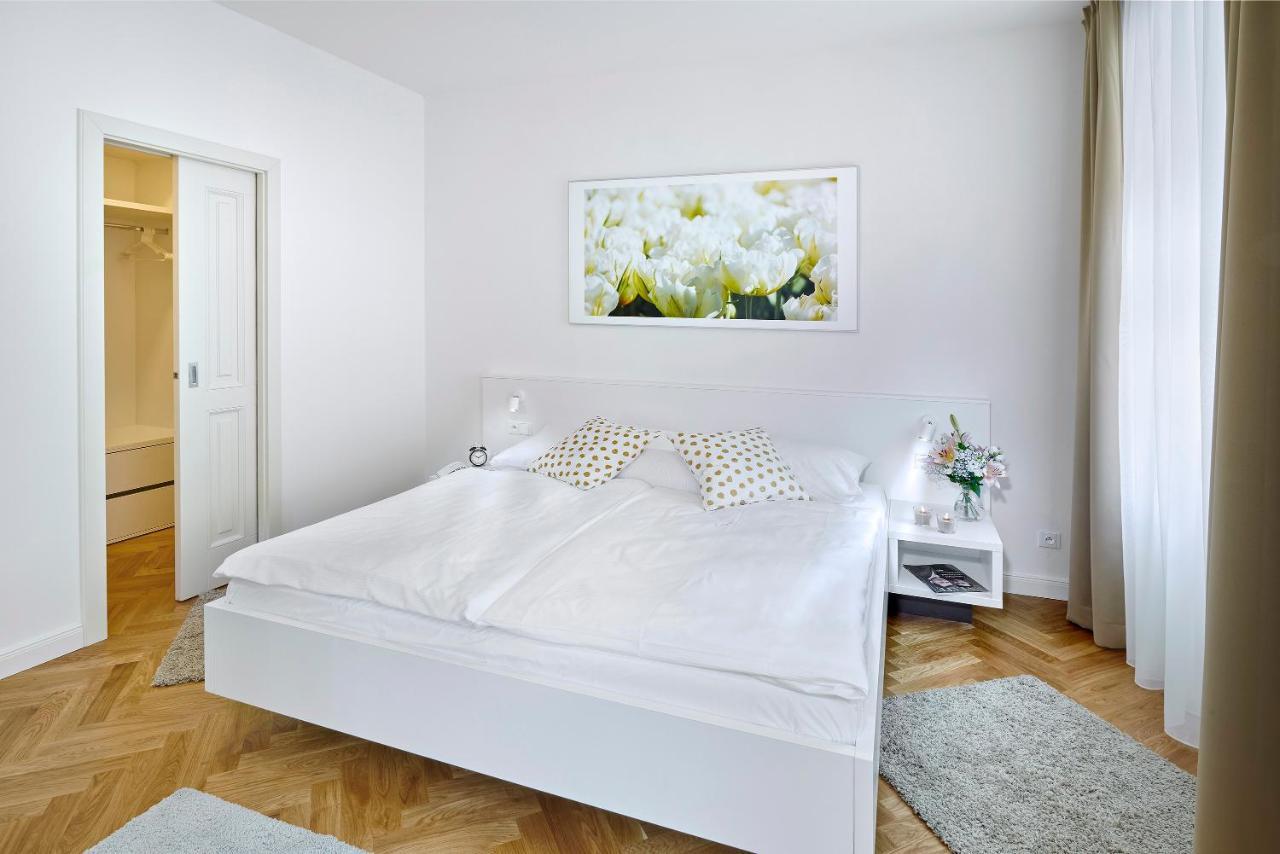 Downtown Suites Mala Strana Prag Exteriör bild