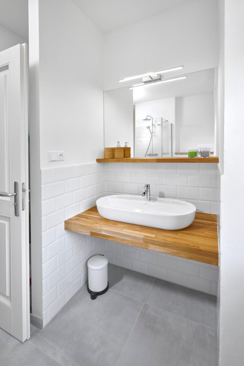 Downtown Suites Mala Strana Prag Exteriör bild